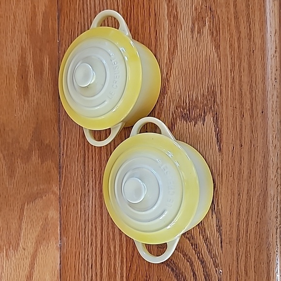 NWT Set of 2 Le Creuset 10cm Mini Round 8oz Cocotte Baking Dishes EASTER Yellow - Picture 1 of 4